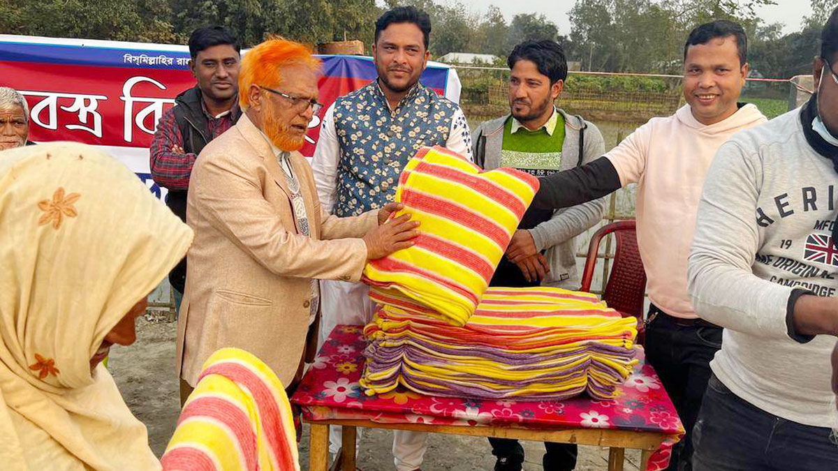 ৮০০ দুস্থ-অসহায় মানুষের হাতে ফ্রেন্ডস ফাউন্ডেশনের উপহার