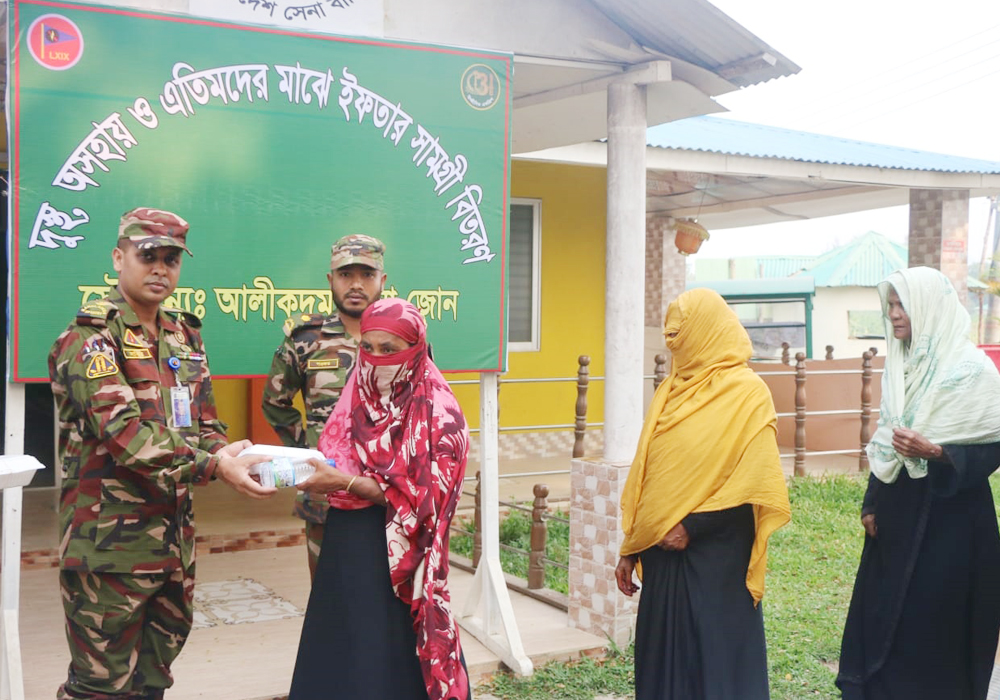 দুঃস্থ ও এতিমদের মাঝে আলীকদম সেনা জোনের ইফতার সামগ্রী বিতরণ