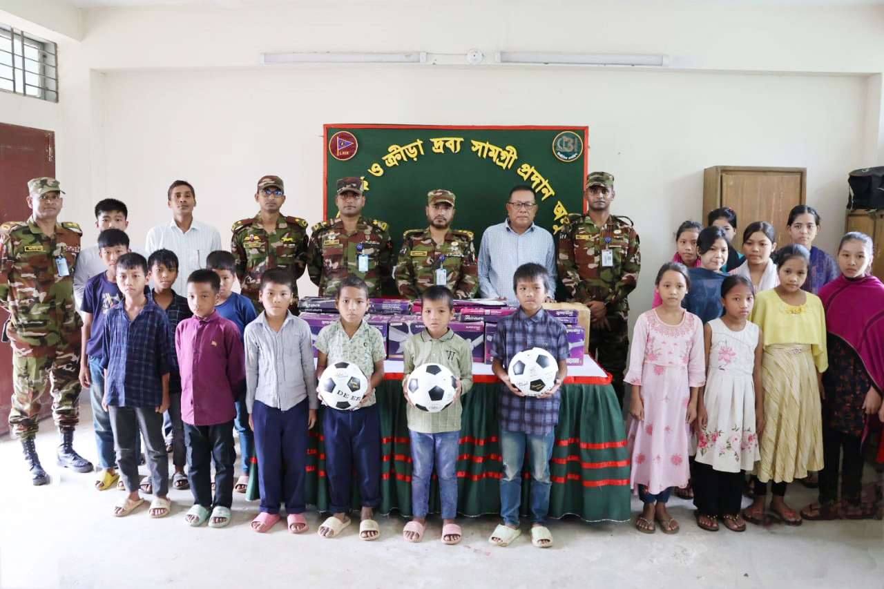 আলীকদম মুরং কমপ্লেক্সের শিক্ষার্থীদের পাশে সেনা জোন