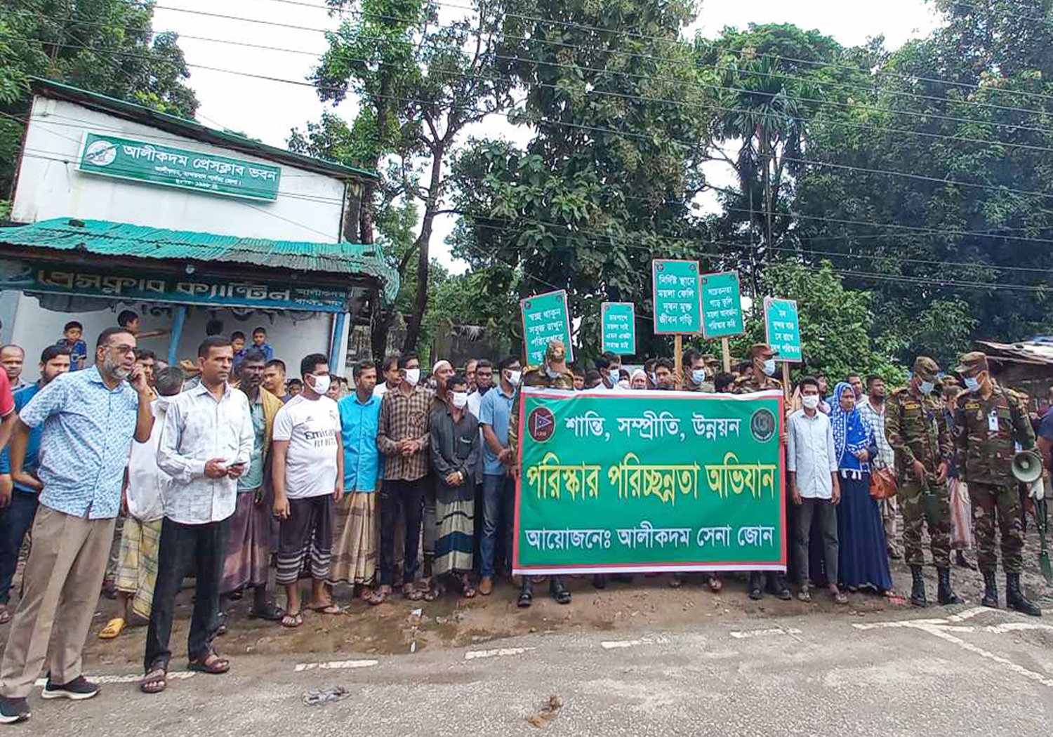 আলীকদম সেনা জোনের উদ্যোগে বাজারে পরিচ্ছন্নতা অভিযান