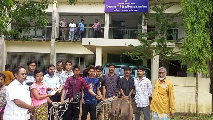 আলীকদমে সড়ক দুর্ঘটনায় নিহত ম্রো পরিবারকে আর্থিক সহায়তা ও গাভী প্রদান