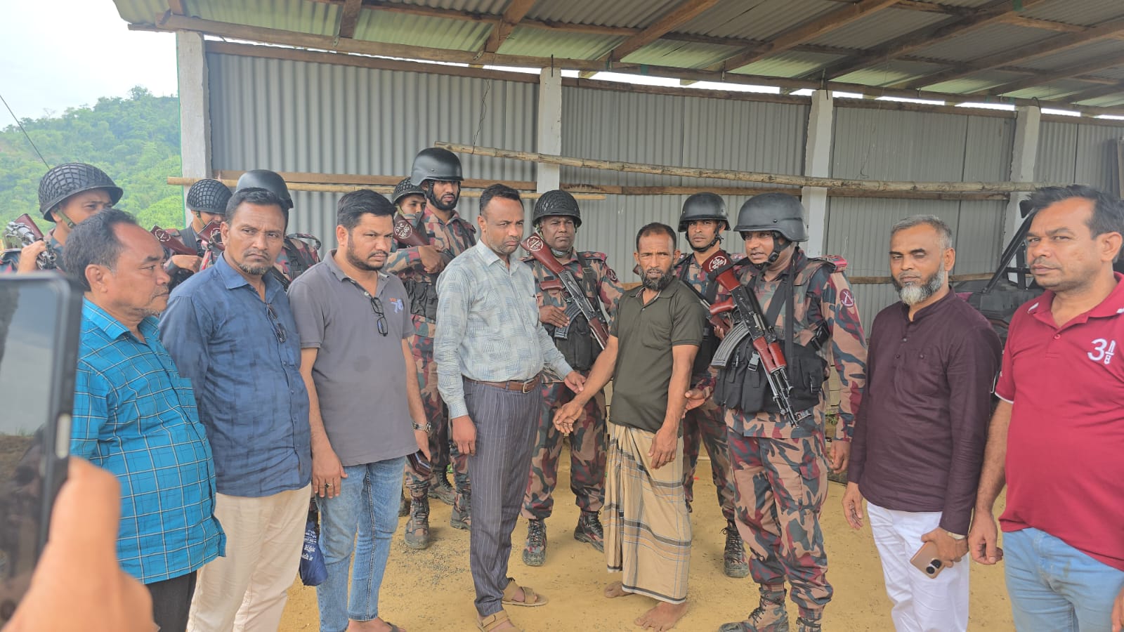 অপহরণের ৯ দিন পর মায়ানমার থেকে উদ্ধার দুলাল মিয়া: ইয়াবা ছিনতাইয়ের প্রতিশোধ দাবি অপহরণকারীদের