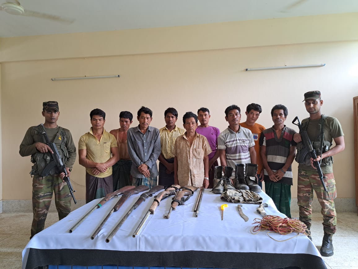 বান্দরবানে সাঁড়াশি অভিযান: ৯ জেএসএস সন্ত্রাসী আটক, বিপুল অস্ত্র উদ্ধার