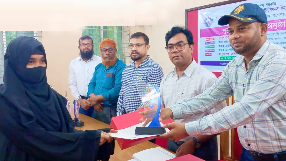 আলীকদমে কৃতি শিক্ষার্থীদের মাঝে সম্মাননা ও আর্থিক অনুদান বিতরণ