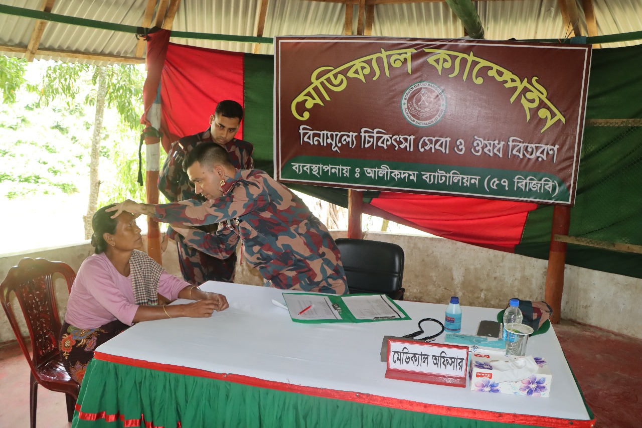 আলীকদমে বিজিবির উদ্যোগে বিনামূল্যে চিকিৎসা সেবা ও ঔষধ বিতরণ