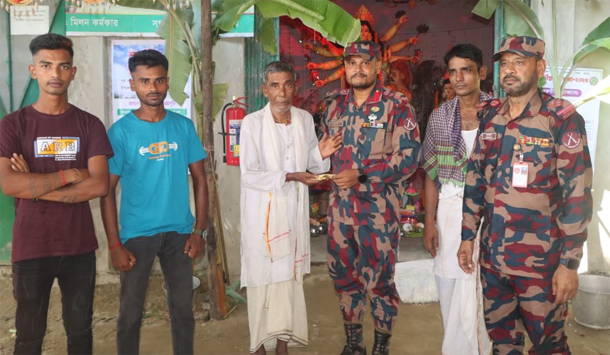 আলীকদমের ৫ মণ্ডপে বিজিবির আর্থিক অনুদান ও নিরাপত্তা পরিদর্শন