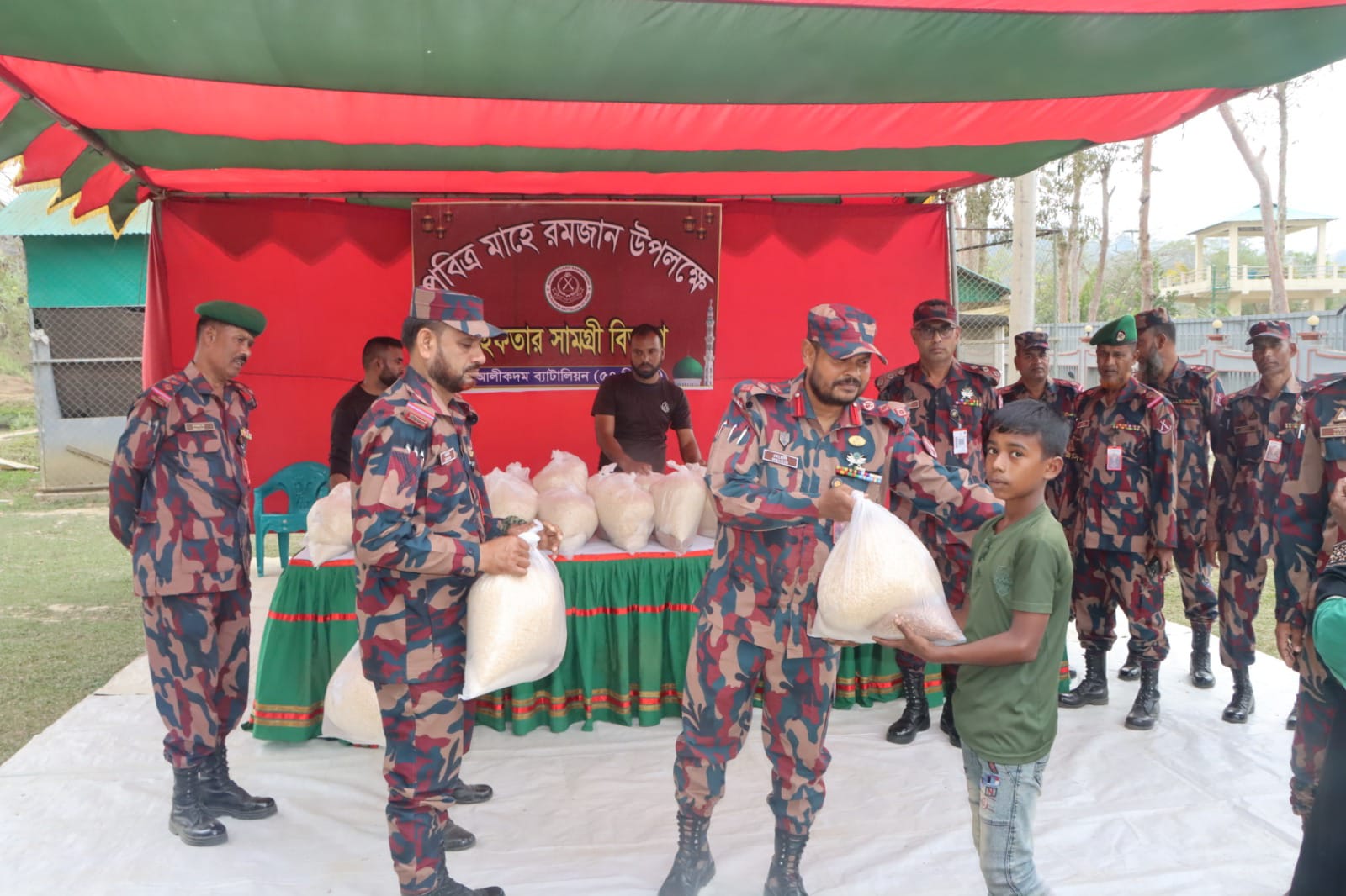 আলীকদমে দুঃস্থ ও এতিমদের মাঝে ইফতার সামগ্রী বিতরণ করেছে ৫৭ বিজিবি