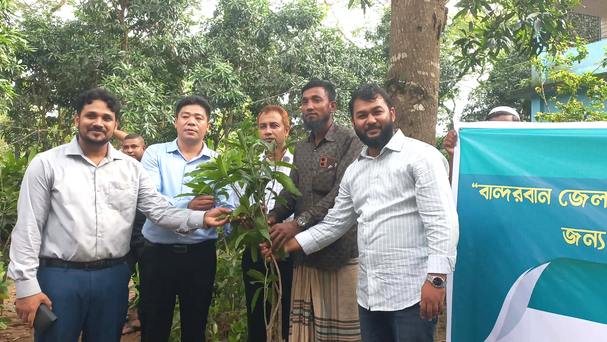 আলীকদমে ৭০ কৃষকের মাঝে ফলদ-বনজ চারা ও সার বিতরণ