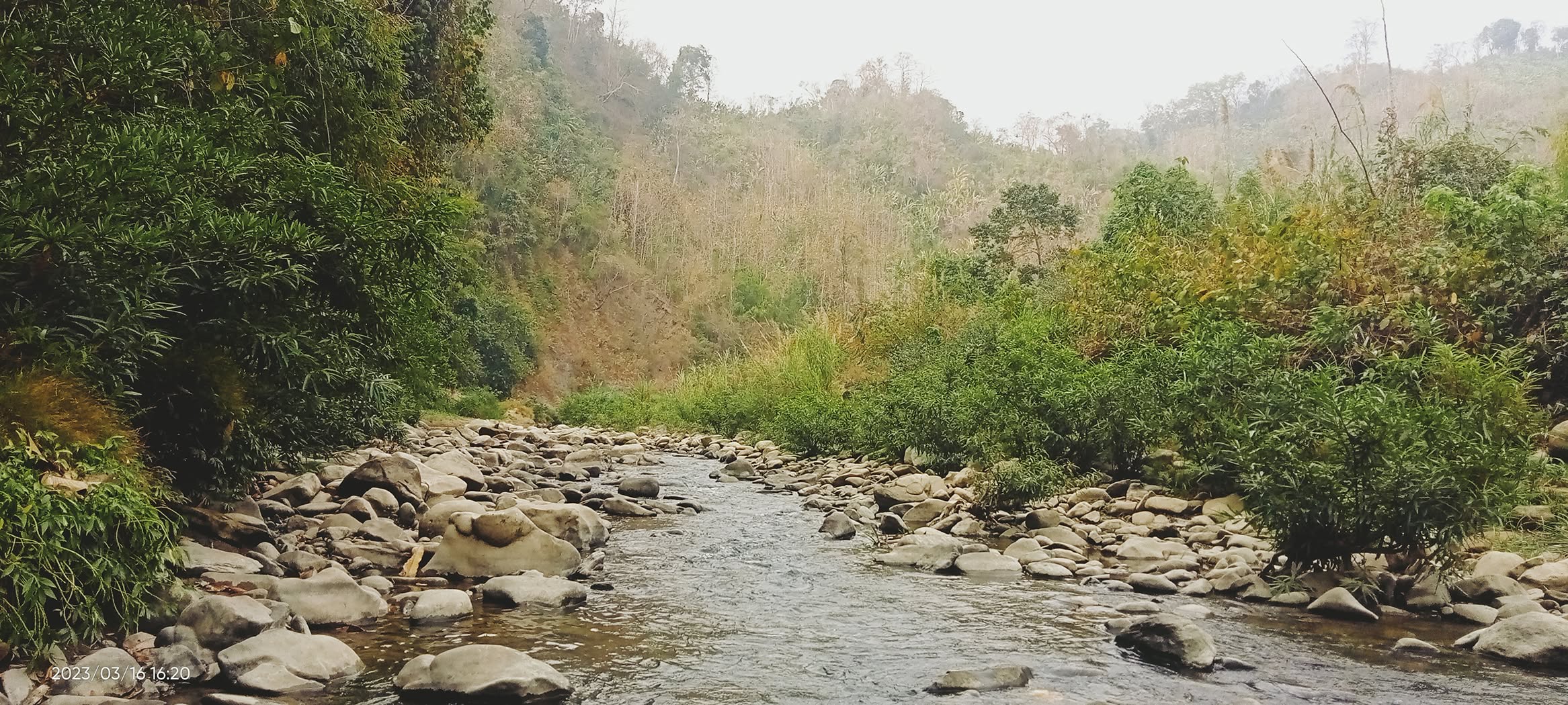 যেখানে জল প্রার্থনা হয়ে ঝরে, পাহাড় দেয় নীরব আশ্রয়